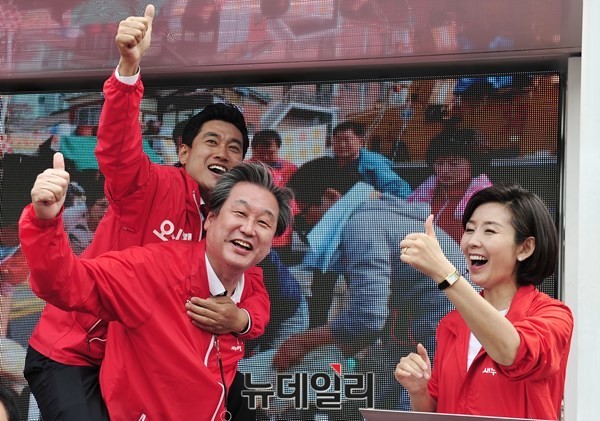 ▲ 새누리당 오신환 의원이 지난 4·29 재보선 선거운동 당시 김무성 당대표의 등에 업혀있다. 오른쪽은 나경원 의원. ⓒ뉴데일리 이종현 기자