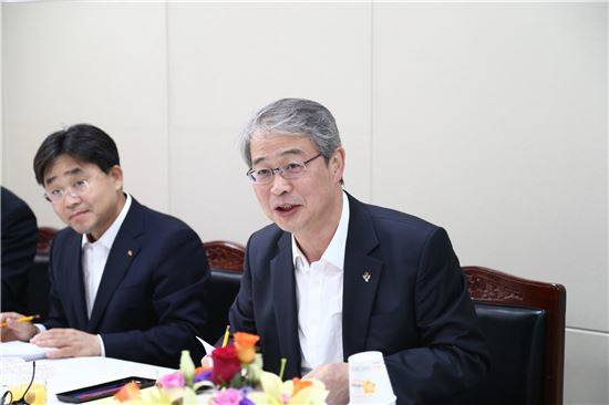 ▲ 임종룡 금융위원장(오른쪽)이 국민은행 구로종합금융센터를 방문해 직원들의 건의사항을 경청하고 있다. ⓒ 금융위원회 제공