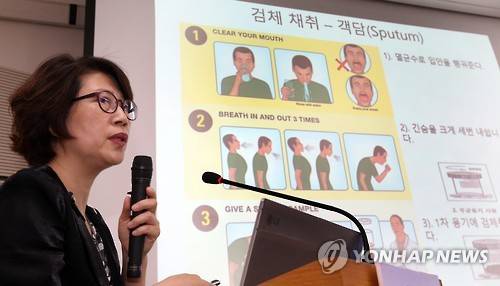 ▲ 김성순 질병관리본부 국립보건연구원 호흡기바이러스 과장이 지난 5일 정부세종청사 공용브리핑룸에서 열린 메르스 관련 정례 브리핑에서 메르스 유전자 검사법에 대해 설명하고 있다.ⓒ연합뉴스