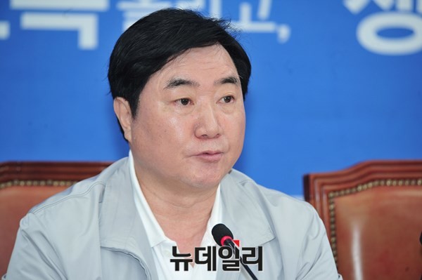 ▲ 새정치민주연합 이석현 국회부의장이 원내대책회의에서 모두발언을 하고 있다. ⓒ뉴데일리 이종현 기자