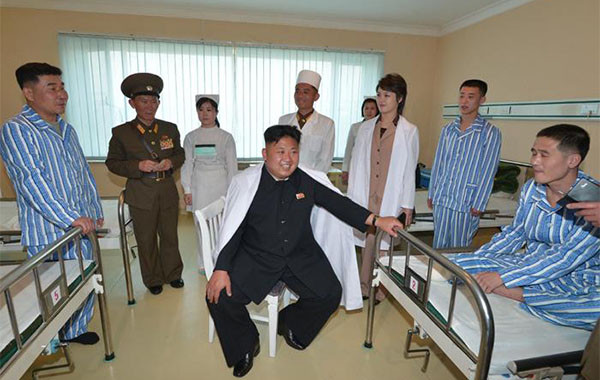 ▲ 인민군 병원을 찾은 김정은. 북한은 의료환경이 열악하다는 말에 한국의 '메르스'를 들고 나와 대남비방을 하고 있다. ⓒ北선전매체 캡쳐