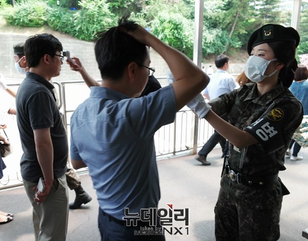 ▲ 9일 오전 국방부 청사 출입구에서 방문자 체열을 실시하고 있다.ⓒ뉴데일리 정상윤 사진기자