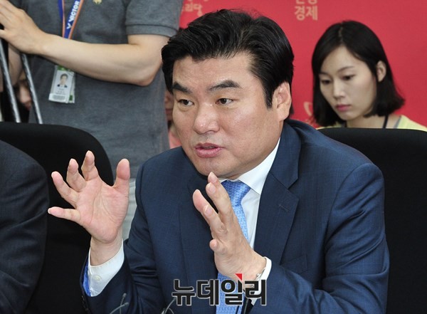 ▲ 새누리당 원유철 정책위의장이 9일 열린 메르스 비대위 전체회의에서 현장의 목소리를 전달하고 있다. ⓒ뉴데일리 이종현 기자