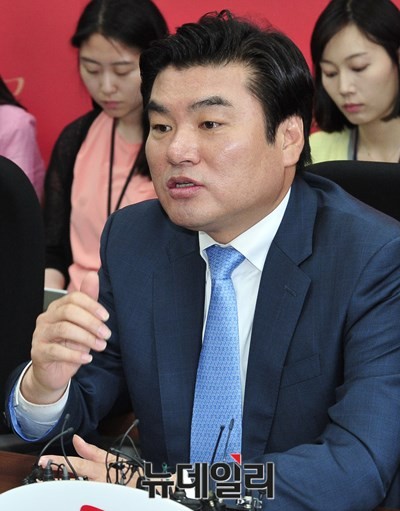 ▲ 새누리당 원유철 정책위의장이 9일 열린 메르스 비대위 전체회의에서 현장의 목소리를 전달하고 있다. ⓒ뉴데일리 이종현 기자