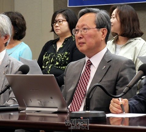 ▲ 과 는 9일 프레스센터에서 '탈동성애인권 유린 박원순 서울시장 및 정치인 규탄 기자회견' 기자회견을 열고, 인권보장이란 미명 아래 친동성애 행보를 보이는 박원순 시장과 일부 정치인들의 각성과 사과를 촉구했다. ⓒ뉴데일리 윤진우 기자