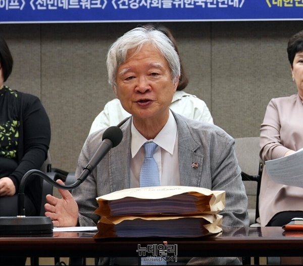 ▲ 서석구 대한민국수호천주교인모임 대표는 9일 프레스센터에서 열린 '탈동성애인권 유린 박원순 서울시장 및 정치인 규탄 기자회견'에서, 동성애를 옹호하는 행위는 성경 속 소돔과 고모라처럼 우리나라를 망하게 하는 행동이라고 주장했다. ⓒ뉴데일리 윤진우 기자