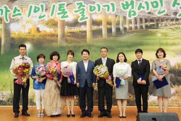 ▲ 표창장을 받은 전은주 교수가 관계 인사들과 기념촬영을 하고 있다.ⓒ계명문화대 제공