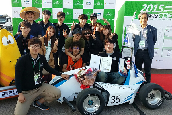 ▲ ‘2015 국제 대학생 창작 그린카 경진대회’에서 동상을 수상한 영남대 기계공학부 ‘YUSAE’ 팀과 황평 교수가 기념촬영을 하고있다. ⓒ영남대 제공