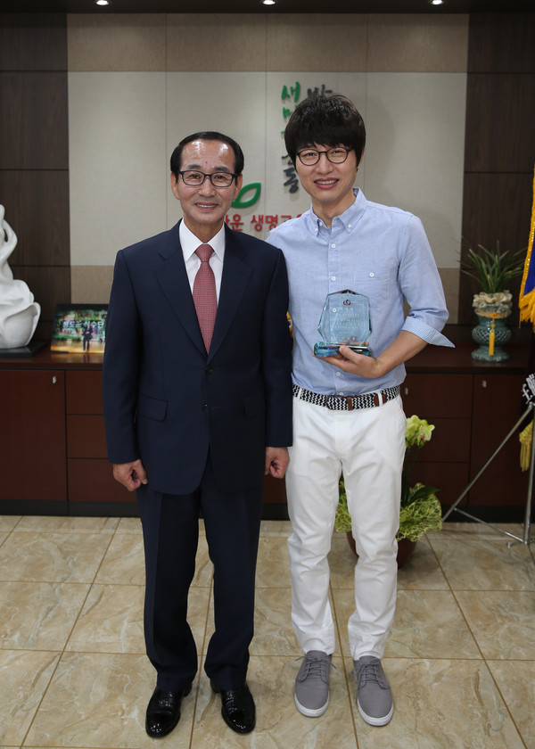 ▲ 청도 출신 가수 채환씨가 홍보대사로 위촉됐다. ⓒ청도군 제공