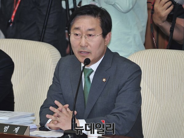 ▲ 새정치민주연합 박범계 의원이 9일 저녁 속개된 황교안  국무총리 후보자의 인사청문회에서 이른바 사면 자문과 관련해 질의를 하고 있다. ⓒ뉴데일리 이종현 기자