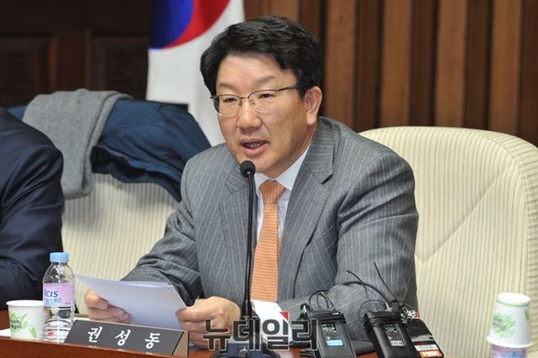 ▲ 새누리당 권성동 의원이 9일 저녁 속개된 황교안 국무총리 후보자의 인사청문회에서 이른바 사면 자문과 관련해 질의를 하고 있다. ⓒ뉴데일리 이종현 기자