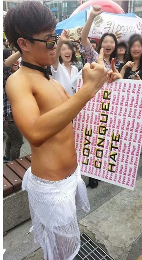 ▲ 지난해 서울 신촌에서 열린 동성애 축제 현장의 모습 4. ⓒ 출처 조갑제닷컴