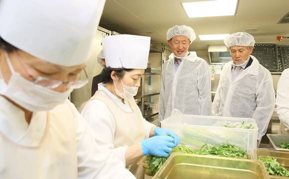 ▲ 허창수 전경련 회장(왼쪽 세번째)이 삼성본관에 위치한 구내식당을 방문, 주방의 국산 식재료 사용현황을 살펴보고 있다. ⓒ전경련