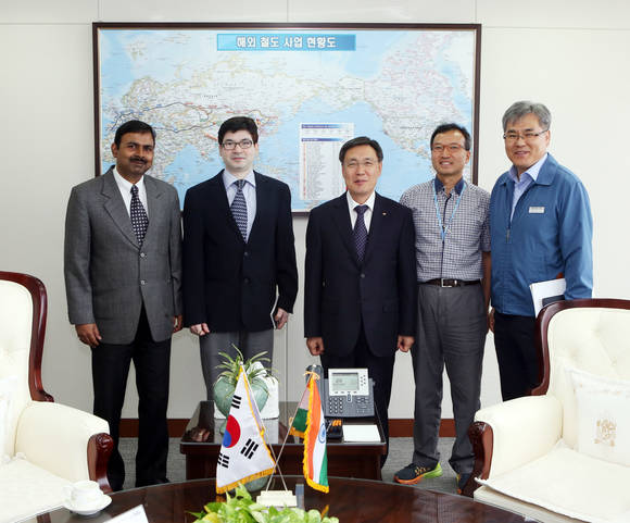 ▲ 강영일 한국철도시설공단 이사장(가운데)이 9일 대전 본사에서 인도철도부와 인도철도시장 진출을 위한 면담 후 기념촬영을 하고 있다.ⓒ한국철도시설공단