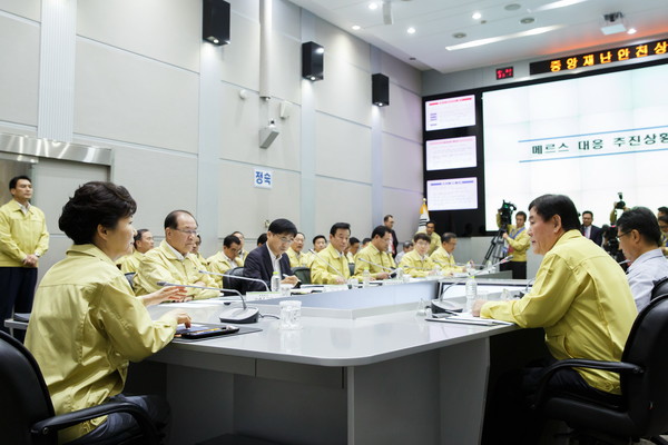 ▲ 박근혜 대통령이 지난 8일 범정부 메르스 대책지원본부를 방문해 정부 관계자들에게 신속한 대응을 지시하고 있다. ⓒ청와대 제공