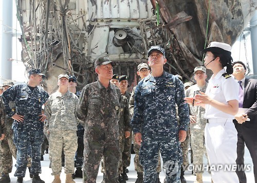 ▲ 해리 해리스 신임 미국 태평양 사령관과 최윤희 합참의장이 10일 오전 경기도 해군 2함대 안보공원에서 희생 장병을 추모한 뒤 전시된 천안함 선체를 둘러보고 있다.ⓒ연합뉴스