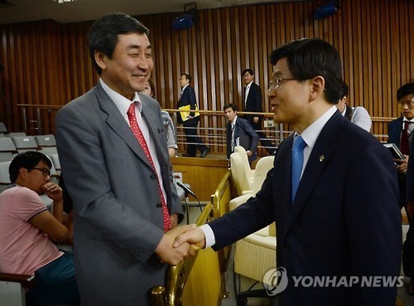 ▲ 새정치민주연합 이종걸 원내대표가 9일 황교안 국무총리 후보자에 대한 인사청문회가 열리는 국회본청 245호에 들어와 방청석에서 오전 질의가 끝나기를 기다린 뒤, 후보자와 악수를 나누고 있다. ⓒ연합뉴스 사진DB