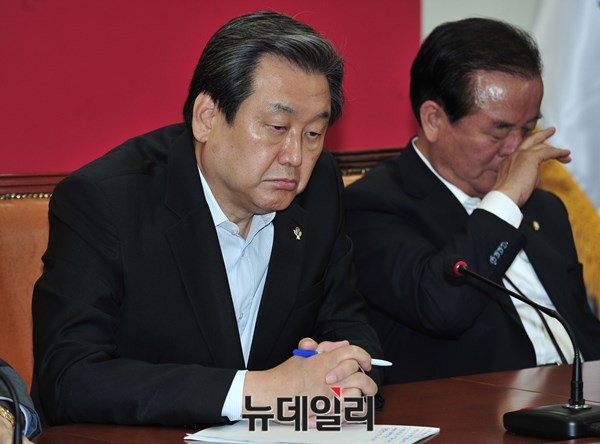 ▲ 새누리당 김무성 대표최고위원이 10일 최고위원·중진의원 연석회의에서 다른 참석자가 발언하는 도중 무거운 표정으로 상념에 잠겨 있다. 김무성 대표는 이날 최고중진연석회의 직전 이병기 청와대 비서실장으로부터 박근혜 대통령의 방미 연기 검토 사실을 전해들은 것으로 알려졌다. ⓒ뉴데일리 이종현 기자