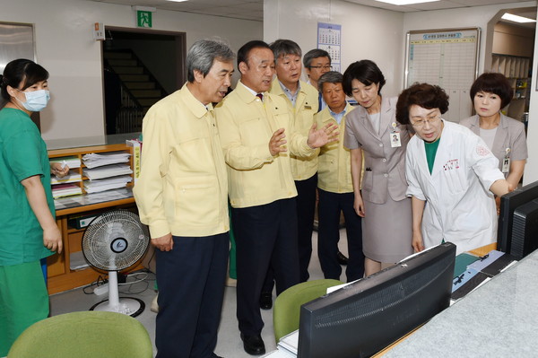 ▲ 격리병동 화상 진료과정을 지켜보고 있는 최양식 시장(사진 중앙) ⓒ경주시 제공