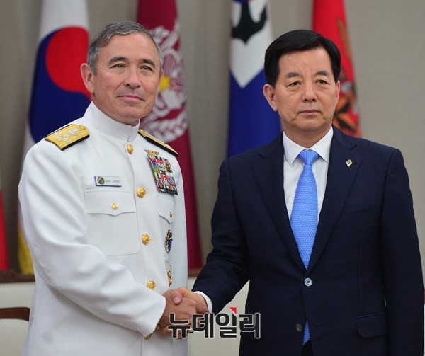 ▲ 한민구 국방부 장관이 예방한 해리 해리스 美태평양사령관과 악수를 하고 있다.ⓒ뉴데일리 정상윤 사진기자
