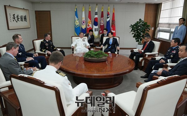 ▲ 한민구 국방부 장관이 예방한 해리 해리스 美태평양사령관과 환담을 나누고 있다.ⓒ뉴데일리 정상윤 사진기자