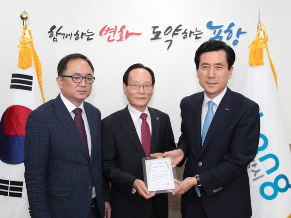 ▲ 새마을금고중앙회·포항시이사장협의회 장학기금 5천만원을 쾌척했다. ⓒ포항시 제공