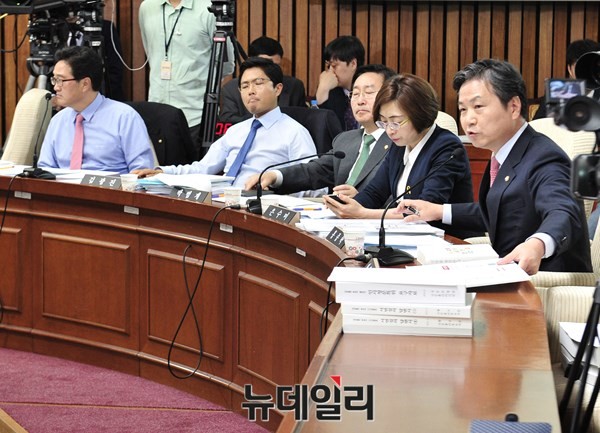 ▲ 황교안 국무총리 후보자 인사청문특별위원회의 야당 위원들. 사진 왼쪽부터 우원식 간사, 김광진 박범계 은수미 홍종학 의원. ⓒ뉴데일리 이종현 기자