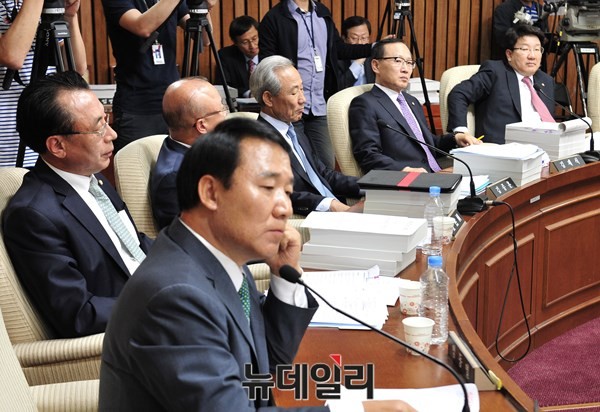 ▲ 황교안 국무총리 후보자 인사청문특별위원회의 여당 의원들. 사진 오른쪽부터 여당 간사인 권성동 의원과 김제식 김종훈 김희국 김회선 염동열 의원. ⓒ뉴데일리 이종현 기자