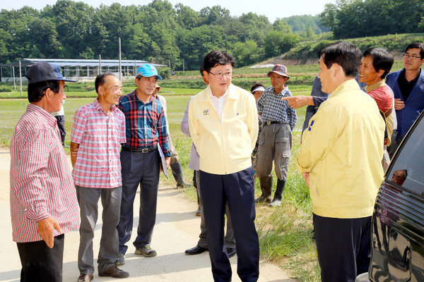 ▲ 권영세 안동 시장은 광평2리 모개골을 방문해 시민들과 대화를 나누고 있다.@ 안동시 제공