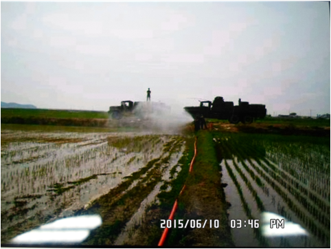 ▲ 논 물대기 작업하는 해병대 2사단국방부