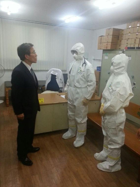 ▲ 고윤환 문경 시장이 메르스 비상대책본부인 보건소를 방문해 지침 이행사항 등에 대해 접검하고 있다.ⓒ문경시 제공