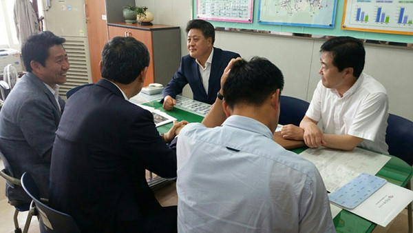 ▲ 지난 10일 경북도청을 방문한 박노욱 군수가 관계자들과 간담회를 갖고 있다.ⓒ봉화군 제공