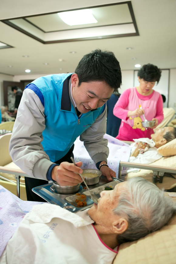 ▲ 넥센 임직원이 어곡 노인요양병원에서 봉사활동하는 모습.ⓒ넥센타이어