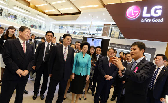 ▲ 장더장(張德江) 중국 전국인민대표대회(전인대) 상무위원장이 12일 오전 서울 서초구 양재동에 위치한 ‘LG전자 서초R&D캠퍼스’를 방문했다. ⓒLG전자