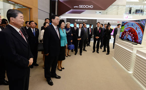 ▲ 장더장(張德江) 중국 전국인민대표대회(전인대) 상무위원장이 12일 오전 서울 서초구 양재동에 위치한 ‘LG전자 서초R&D캠퍼스’를 방문했다. ⓒLG전자