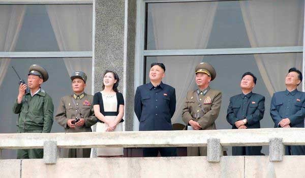 ▲ 먼 하늘을 쳐다보는 김정은과 북한 수뇌부. 북한의 가뭄이 심각한 상황을 타개하려면 '딴 곳'을 볼 게 아니라 한국에 손을 내미는 방법 밖에 없다. ⓒ北선전매체 화면캡쳐