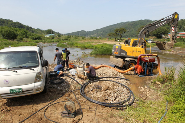 ▲ 예천군은 물 부족 현상을 빚고 있어 농경지에 하천을 굴착해 수원을 확보하고 다단양수로 마른 농경지에 물을 제공하고 있다.@ 예천군 제공