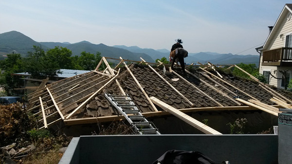 ▲ K-water 대구경북지역본부 성덕댐건설단 저소득조손가정 주거환경개선비을 지원했다.ⓒ청송군 제공