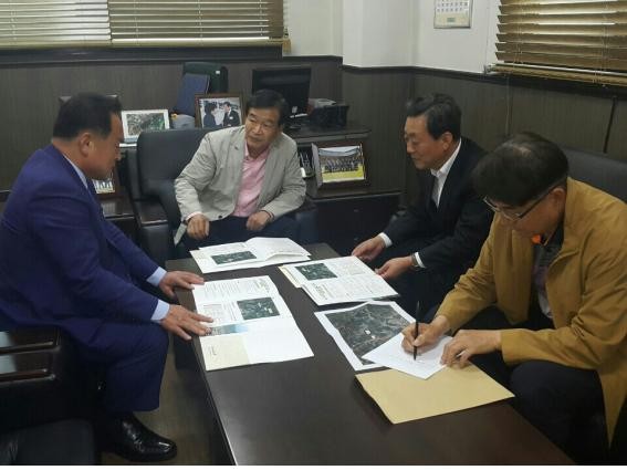 ▲ 서상기 국회의원과 면담하고 있는 김영만 군수(사진 왼쪽)ⓒ군위군 제공