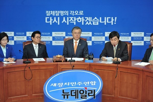 ▲ 문재인 대표를 비롯한 새정치민주연합 소속 의원들이 지난 4월 27일 서울 여의도 국회에서 '친박권력형 비리게이트 진상규명 촉구 결의대회'를 갖고 있다.ⓒ뉴데일리 이종현 기자