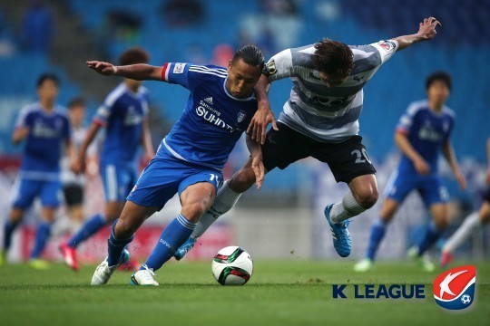 ▲ 파란색 유니폼을 입은 수원 삼성 블루윙즈의 공격수 정대세 선수가 돌파하고 있다.ⓒ한국프로축구연맹