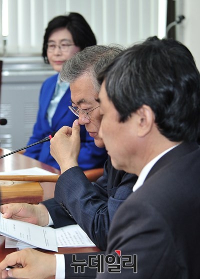 ▲ 새정치민주연합 최고위원회의에서의 문재인 대표와 그 너머에 자리한 유승희 최고위원. ⓒ뉴데일리 이종현 기자