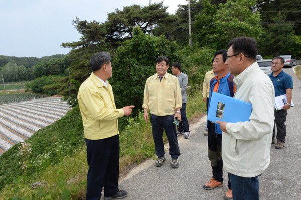 ▲ 가뭄 현장 찾은 박노욱 군수(사진 왼쪽)는 불볕더위와 강수량 부족 등의 가뭄으로 인한 농작물 피해 최소화에 나섰다.ⓒ봉화군 제공