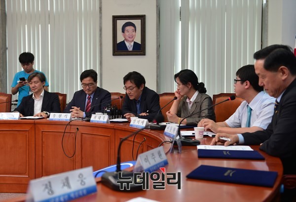 ▲ 새정치민주연합 김상곤 혁신위원장(사진 맨 오른쪽)과 혁신위원들이 12일 새정치연합 당대표실에서 첫 전체회의를 열었다. 벽에 내걸린 것은 고 노무현 대통령의 사진이다. ⓒ뉴데일리 정상윤 기자