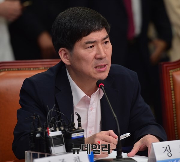 ▲ 호남 민심을 대변하기 위해 혁신위에 포함된 새정치민주연합 정채웅 혁신위원이 12일 열린 혁신위 전체회의에서 호남 기득권의 타파를 주장하며, 이를 위해서는 희생과 헌신이 전제된다고 발언하고 있다. ⓒ뉴데일리 정상윤 기자