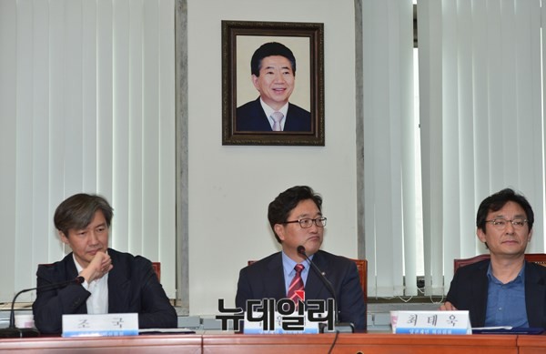▲ 새정치민주연합 조국·우원식·최태욱 혁신위원(사진 왼쪽부터)이 12일 혁신위 전체회의에 참석한 가운데 고 노무현 전 대통령의 사진 밑에 앉아 있다. ⓒ뉴데일리 정상윤 기자