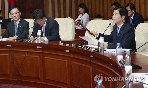 ▲ 인사청문특위 위원장인 새누리당 장윤석 의원이 의사봉을 두드리고 있다. ⓒ연합뉴스