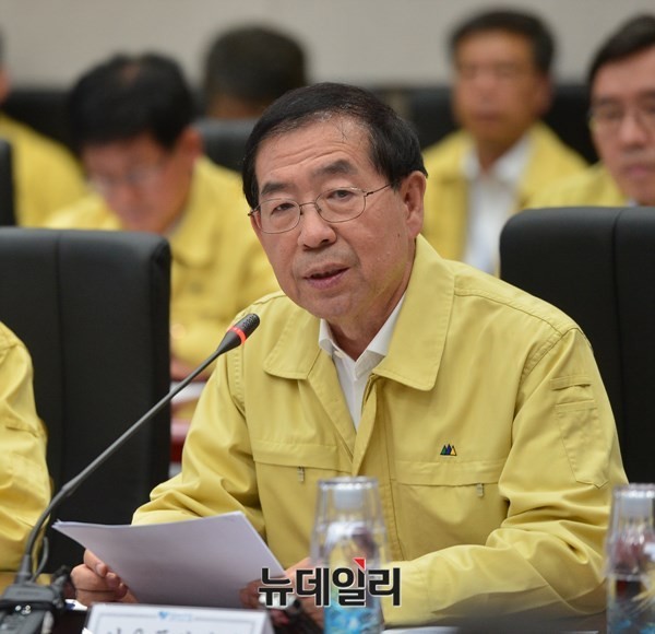 ▲ 박원순 서울시장이 11일 서울시청에서 열린 시장-구청장등과의 연석회의에서, 35번 환자가 참석한 재건축조합 총회 일용직 노동자와 보안요원의 개인정보가 서울시 홈페이지를 통해 유출된 사실에 사과를 하고 있다. ⓒ 뉴데일리DB