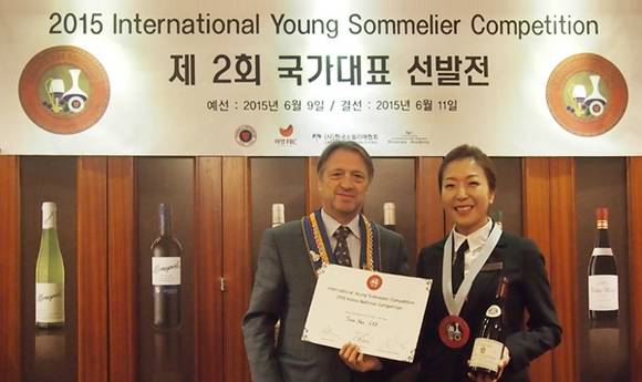 ▲ '2015 국제 영 소믈리에 대회 국가대표 선발전'에서 최종 우승한 이윤희(右) 소믈리에가 우승 메달가 부상을 받은 후 기념촬영하고 있다. ⓒ아영FBC