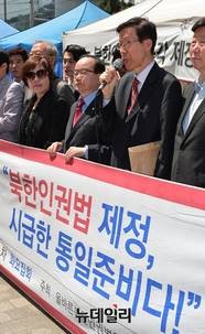 ▲ 북한인권법 통과를 위한 '올인모' 집회를 이끄는 김태훈 변호사등 단체 대표들.